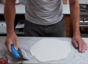 glutenvrije pizza bodem maken deegroller